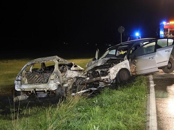 Verbrannte Fahrzeuge stehen an einer Unfallstelle im Landkreis Kelheim. Foto: Alexander Auer