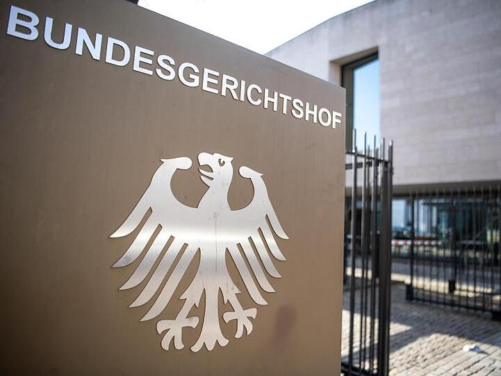 Ein Hinweisschild mit Bundesadler und dem Schriftzug "Bundesgerichtshof" am BGH. Foto: Fabian Sommer/Archivbild