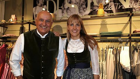 Axel Munz und seine Tochter Nina von Angermaier Trachten- und Ledermoden führen einen Partnerlook vor: Dirndlmieder und Weste aus demselben Stoff.