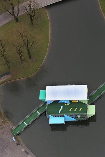 Der Pavillon ist von allen Seiten des Sees sichtbar.