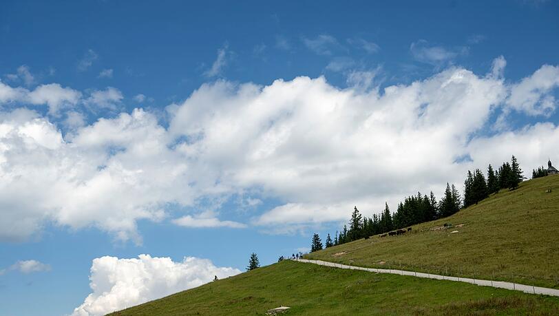 Wanderer aufgepasst: Die Bergtour sollte nachmittags zu Ende sein - denn dann drohen Gewitter. (Archivbild)