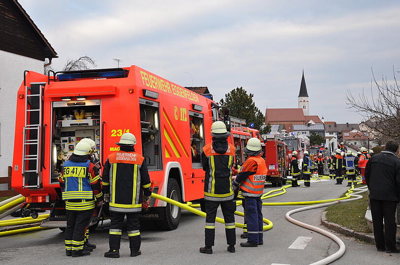 Großeinsatz für die Feuerwehr: Das Einfamilienhaus in Falkenberg wurde völlig zerstört.