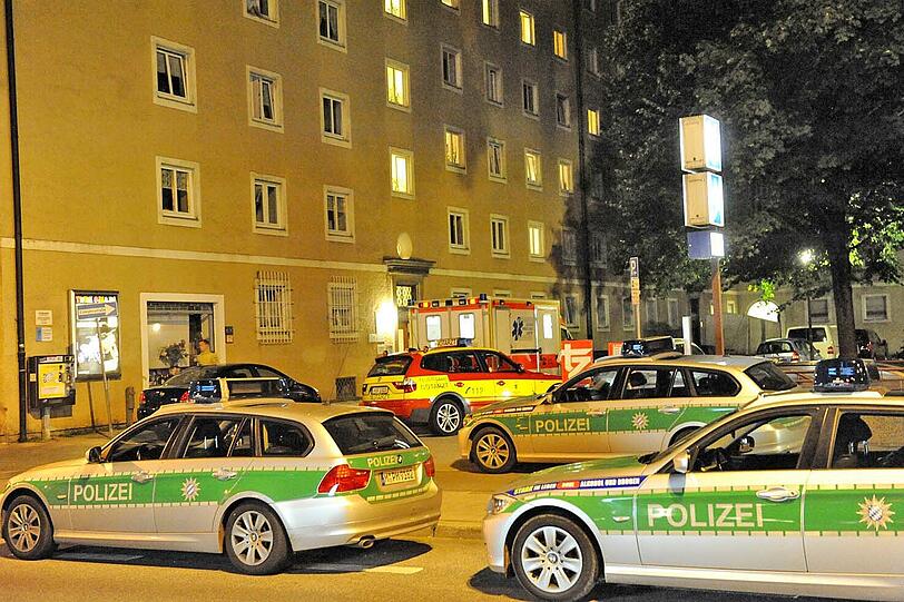 In diesem Mehrfamilienhaus an der Rosenheimer Straße geschieht das Drama, dort werden die drei Leichen gefunden.