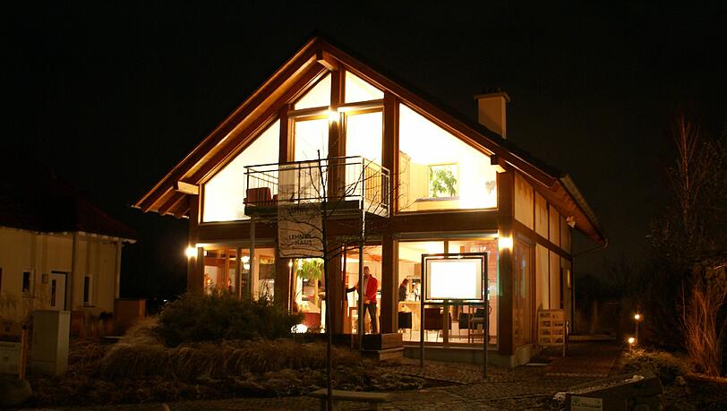 Am kommenden Freitag (3. Februar) findet im Bauzentrum Poing zum sechsten Mal die Nacht der Musterhäuser statt. Der Eintritt ist frei. Am kommenden Freitag (3. Februar) findet im Bauzentrum Poing zum sechsten Mal die Nacht der Musterhäuser statt. Der Eintritt ist frei.