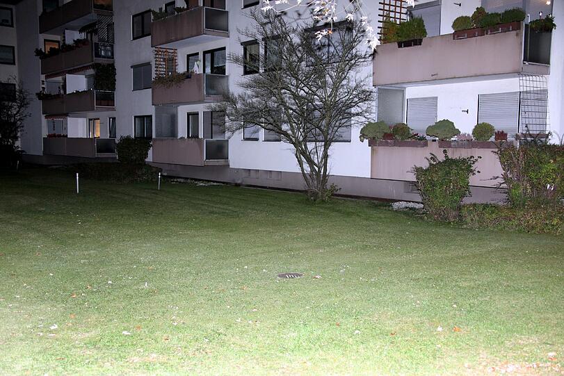 Schön weich: Die Wiese vor dem Gebäude dämpft den Aufprall so sehr, dass der Zweijährige beinahe mit dem Schrecken davonkommt.