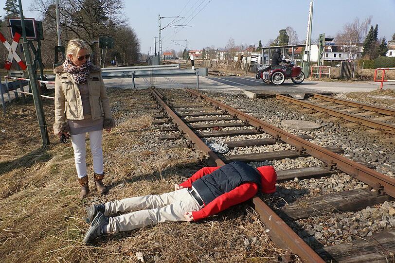 Florian stellt nach, wie der Betrunkene neben dem Bahnübergang auf dem Gleis lag. Neben ihm steht seine Mutter Tina Schmidt.