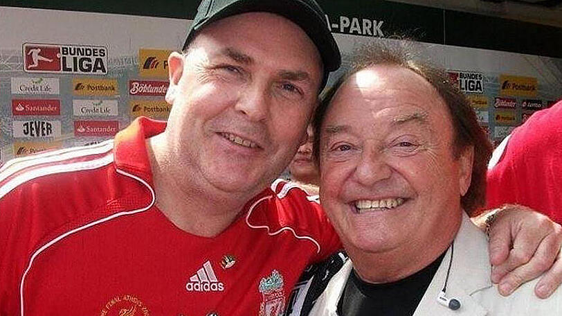 Fan und Experte des FC Liverpool: Graham Agg (li.), hier mit Gerry Marsden, dem Leader der Liverpooler Band "Gerry and the Pacemakers".
