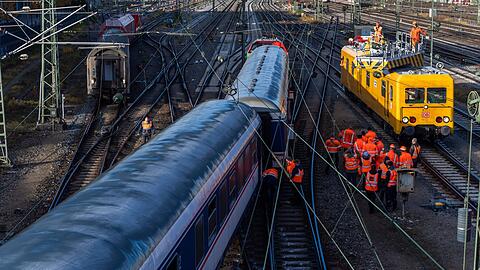 Der kurz vor dem Münchner Hauptbahnhof entgleiste Regionalzug konnte am Samstag geborgen werden.