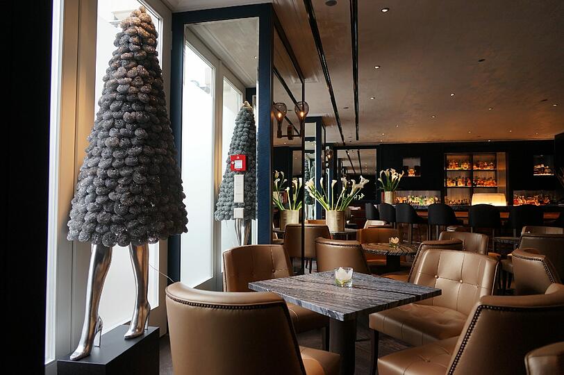 Eine Art Christbaum mit Frauenbeinen &ndash; das und einiges mehr gibt es in der Bar 31 im Mandarin Oriental in der Neuturmstraße.