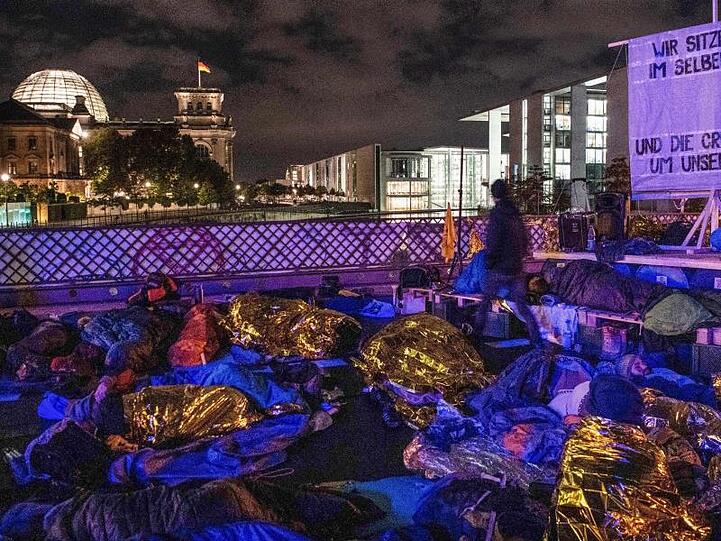 Aktivisten der Umweltbewegung "Extinction Rebellion" besetzen die Marschallbrücke in Berlin, im Hintergrund ist der Reichstag zu sehen.