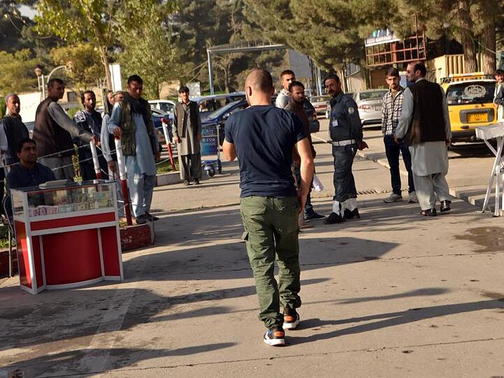 Mohammad Hashemi (M.), ein abgelehnter Asylbewerber aus der Unruheprovinz Helmand, nach der Landung in Kabul.