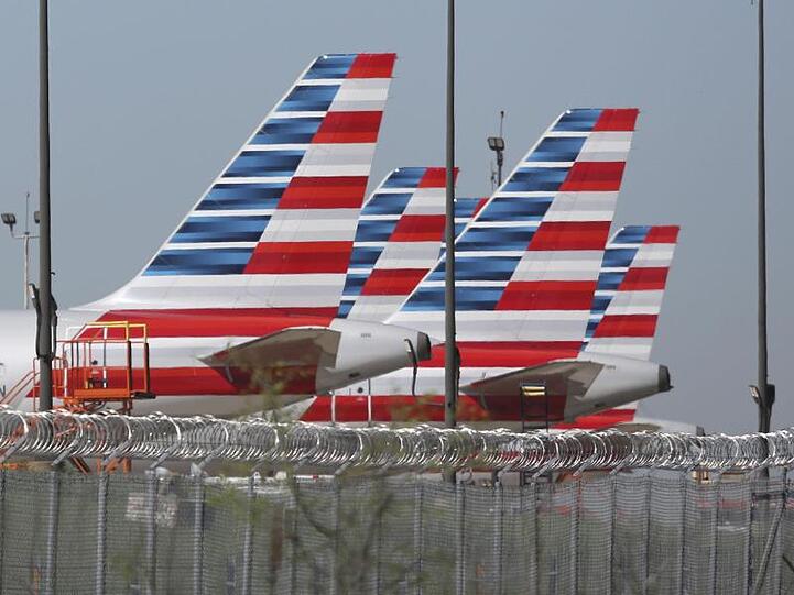 Flugzeuge von American Airlines stehen still - die Airline braucht Geld.