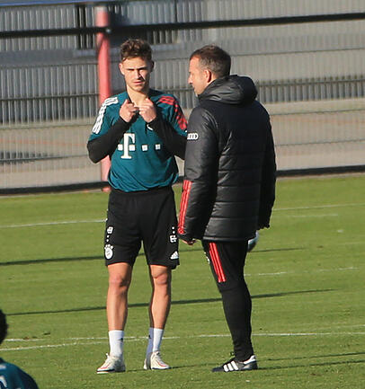 Joshua Kimmich (l.) und Bayern-Trainer Hansi Flick am vergangenen Montag im Gespräch. Joshua Kimmich (l.) und Bayern-Trainer Hansi Flick am vergangenen Montag im Gespräch.