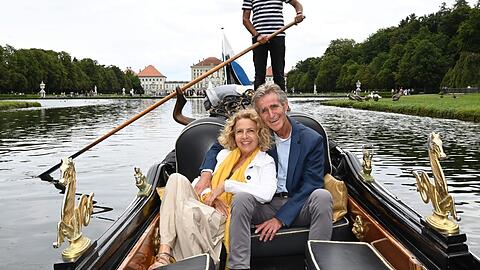 "So romantisch!" Michaela May und Ehemann Bernd Schadewald vorm Nymphenburger Schloss.