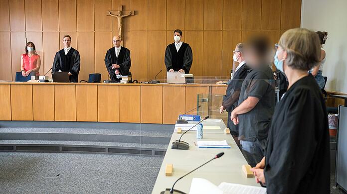 Wegen versuchter Morde an sechs Patienten und gefährlicher Körperverletzung ist ein ehemaliger Krankenpfleger (2.v.r.) zu einer lebenslangen Freiheitsstrafe verurteilt worden.