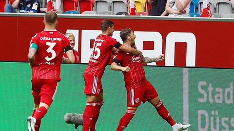 Dawid Kownacki (r) brachte Düsseldorf beim Heimsieg gegen Paderborn in Führung.