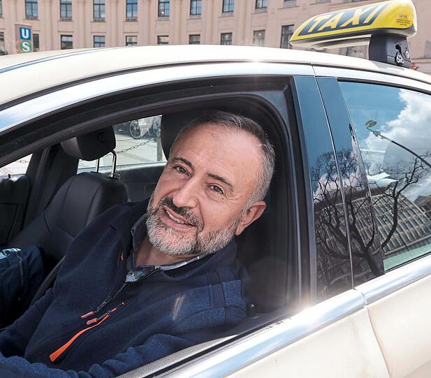 Ilhami Yilmaz (58), arbeitet erst seit knapp sechs Monaten als Taxifahrer und hatte Montagmittag den rettenden Einfall: Umzug vom Hauptbahnhof an den Busbahnhof.