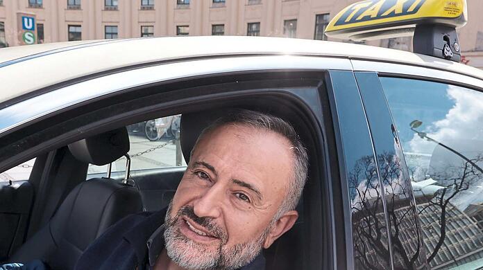 Ilhami Yilmaz (58), arbeitet erst seit knapp sechs Monaten als Taxifahrer und hatte Montagmittag den rettenden Einfall: Umzug vom Hauptbahnhof an den Busbahnhof.