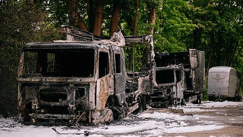Nach Angaben der Polizei wurden sechs Fahrzeuge beschädigt, vier davon erlitten durch das Feuer einen Totalschaden.