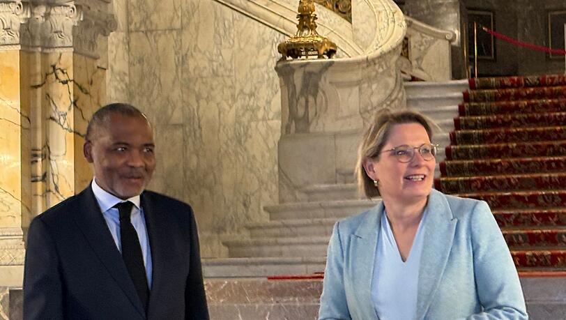 Bundesjustizministerin Stefanie Hubig (SPD) triff den den stellvertretenden Gerichtskanzler des Internationalen Gerichtshofs (IGH), Jean-Pel&eacute; Fom&eacute;t&eacute;.