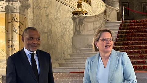 Bundesjustizministerin Stefanie Hubig (SPD) triff den den stellvertretenden Gerichtskanzler des Internationalen Gerichtshofs (IGH), Jean-Pel&eacute; Fom&eacute;t&eacute;.