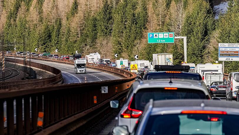Ein langer Stau unweit der &ouml;sterreichischen Staatsgrenze. Eine Sperrung des Brenners in den Pfingstferien sind voraussichtlich &uuml;ber 30.000 Fahrzeuge betroffen.