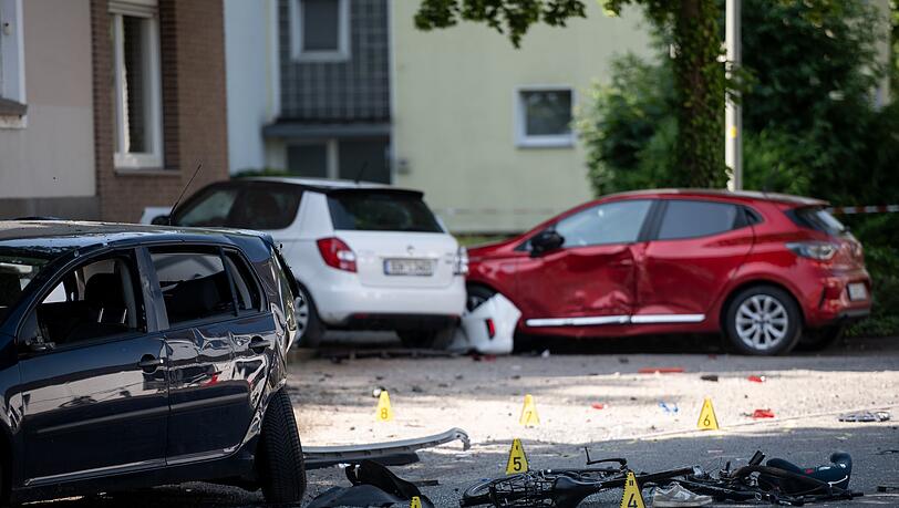 Ein Fahrrad und ein verlorener Schuh liegen auf der Fahrbahn - eine Frau hat mit ihrem Auto drei Kinder angefahren.