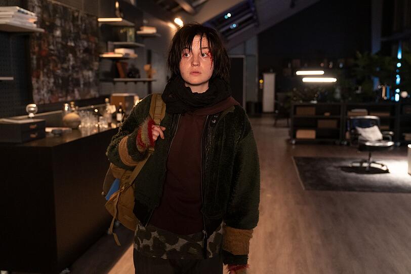 Die junge Frau namens "Karl" (Sarah Mahita) scheint sich in der Wohnung von Lukas Laim nicht so recht wohl zu fühlen. Die junge Frau namens "Karl" (Sarah Mahita) scheint sich in der Wohnung von Lukas Laim nicht so recht wohl zu fühlen.