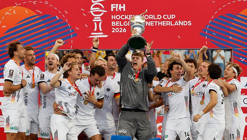 Die deutschen Hockeyspieler mit dem WM-Pokal. Die deutschen Hockeyspieler mit dem WM-Pokal.