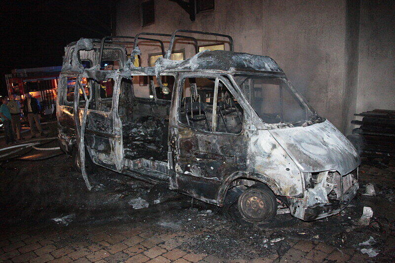 Völlig ausgebrannt: In Tötenberg bei Aschau stand ein Klein-Lkw in Flammen. Als die Feuerwehren beim Fahrzeug eintrafen, stand es bereits voll in Brand. Die Ursache des Feuers war zum Montagmorgen noch unbekannt.