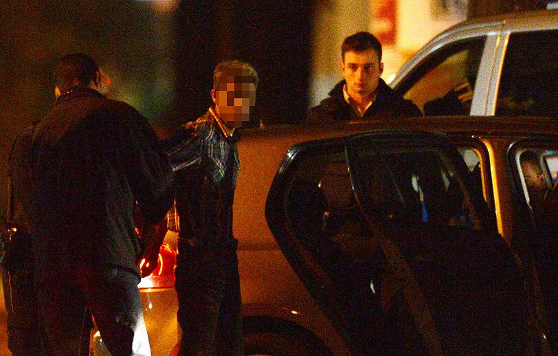 Mit erhobenen Händen kommt ein Mann auf die SEK-Beamten zu, im Hintergrund lauern Heckenschützen der Polizei. Die Beamten nehmen den Mann fest, es ist aber nicht der Täter, der sich in einem Imbiss in Freiburg veschanzt hat.