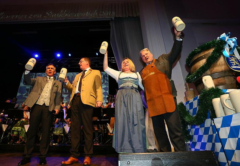Die Starkbier-Saison ist eröffnet! Doch im Löwenbräukeller ging es nicht nur um den Hopfen-Smoothie, sondern auch um Politik!