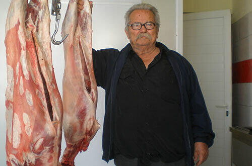 Lamm vom Spieß: Bei Ioannis Xilouris kommt es noch aus der Nachbarschaft. Foto: Assmann