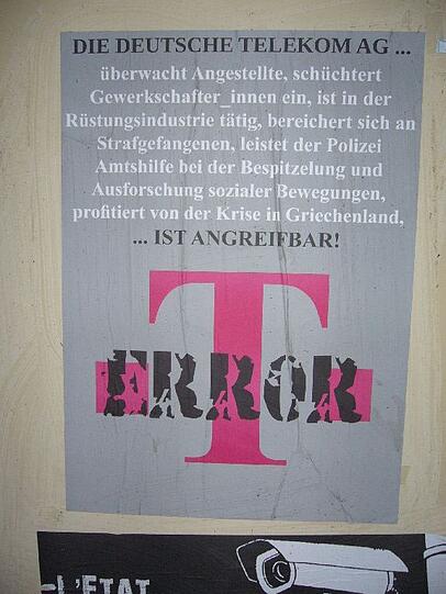Diese Plakate wurden in der Nähe eines angezündeten Telekom-Autos gefunden.