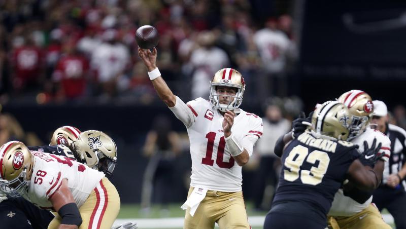 Quarterback Jimmy Garoppolo (M) von den San Francisco 49ers wirft einen Pass. Quarterback Jimmy Garoppolo (M) von den San Francisco 49ers wirft einen Pass.