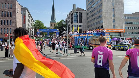 In Dortmund ist vor dem Spiel am Abend schon einiges los, viele Deutschland-Fans halten sich am Hauptbahnhof auf.
