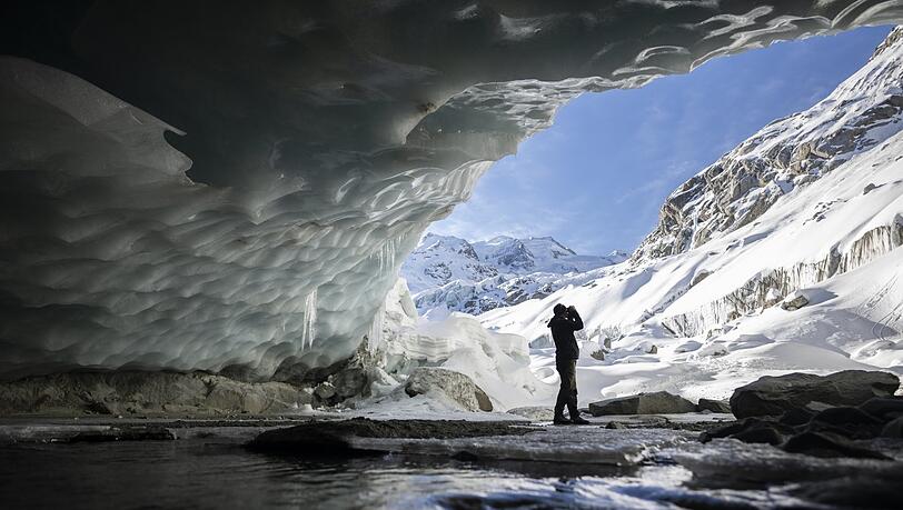 Für Felix Neureuther sind sie gefährdete Freunde: die Gletscher der Alpen. Hier macht ein Fotograf ein Bild in einer Gletscherhöhle am Morteratschgletscher. Der Morteratschgletscher ist ein Alpen-Gletscher m Kanton Graubünden. Für Felix Neureuther sind sie gefährdete Freunde: die Gletscher der Alpen. Hier macht ein Fotograf ein Bild in einer Gletscherhöhle am Morteratschgletscher. Der Morteratschgletscher ist ein Alpen-Gletscher m Kanton Graubünden.