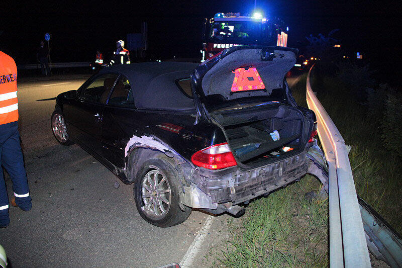 Ein Autofahrer nahm einem anderen bei der Einfahrt auf die Straße die Vorfahrt. Bei dem Unfall wurde eine Person leich verletzt.