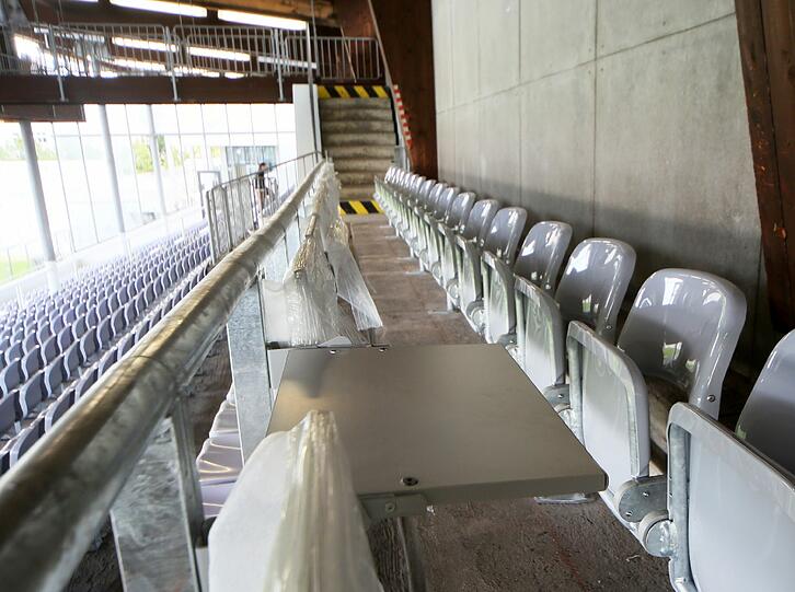Allmählich nimmt das renovierte Grünwalder Stadion Konturen an: Nun sind die grauen Sitzschalen auf der Haupttribüne installiert worden. Die Bilder!