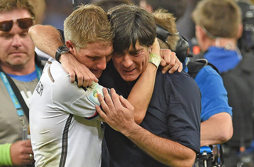 Joachim Löw und sein neuer Kapitän Bastian Schweinsteiger liegen sich nach dem Abpfiff des WM-Finales 2014 in den Armen.
