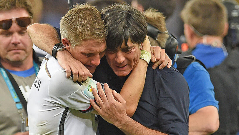 Joachim Löw und sein neuer Kapitän Bastian Schweinsteiger liegen sich nach dem Abpfiff des WM-Finales 2014 in den Armen. Joachim Löw und sein neuer Kapitän Bastian Schweinsteiger liegen sich nach dem Abpfiff des WM-Finales 2014 in den Armen.