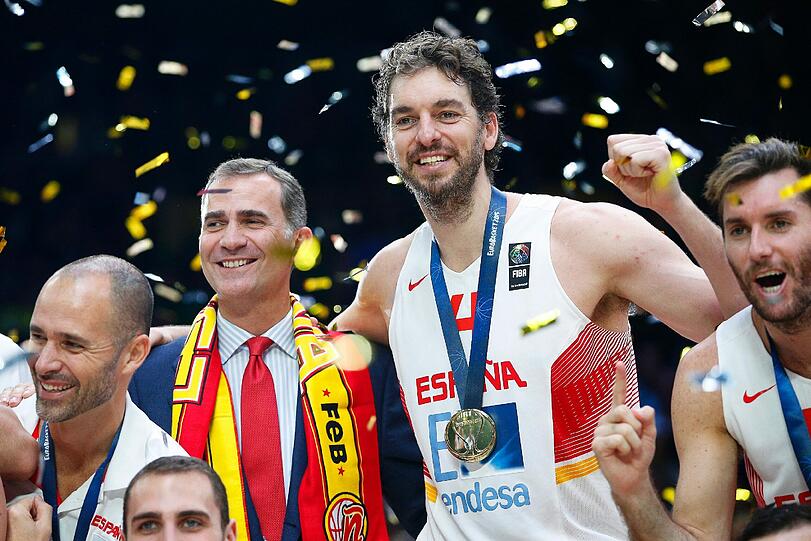 Spaniens Pau Gasol, hier mit Spaniens König Felipe, führte sein Land zum EM-Sieg und wurde als wertvollster Spieler des Turniers ausgezeichnet.
