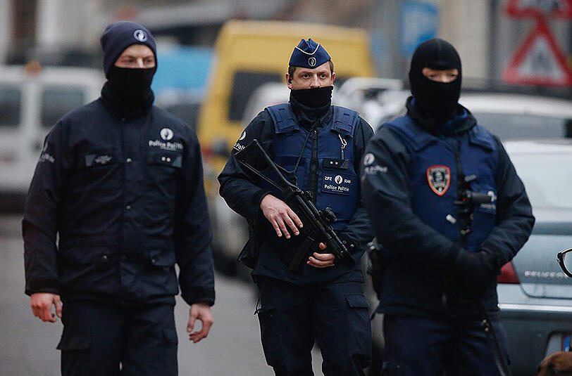 Belgische Polizisten während der Razzia am Freitagnachmittag, bei der der mutmaßliche Terrorist Salah Abdeslam festgenommen wurde.
