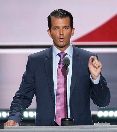 Donald Trump Jr.: Der älteste Sohn des Präsidenten ist 38 Jahre alt. Seine Mutter ist das Model Ivana Trump (verheiratet 1977-1990). Nach der Scheidung seiner Eltern sprach er ein Jahr lang nicht mehr mit seinem Vater. Heute ist er Vizepräsident des Trumps-Imperiums, verheiratet, fünffacher Familienvater und passionierter Großwildjäger. Skandal: Trump Jr. posiert auf Fotos gerne mit toten Tieren - 2012 ging ein Bild von ihm und einem abgetrennten Elefantenschwanz durch die Presse.