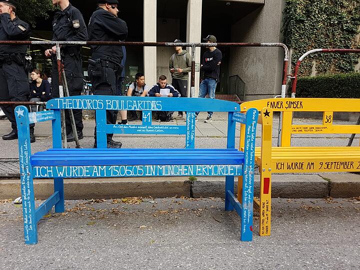 Noch sitzt keiner auf den Bänken. Sie stehen vor der Wanderausstellung "Die Opfer des NSU und die Aufarbeitung der Verbrechen".