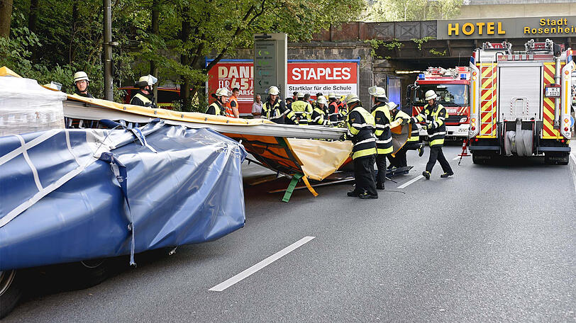 Der Lkw war mit der Plane schleifend durch die Unterführung gefahren.
