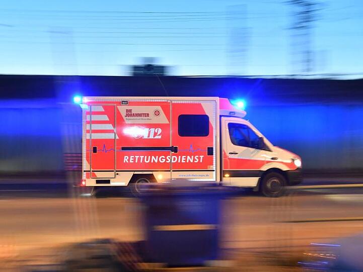 Ein Rettungswagen ist mit eingeschaltetem Blauchlicht im Einsatz. Foto: Boris Roessler/dpa/Symbolbild