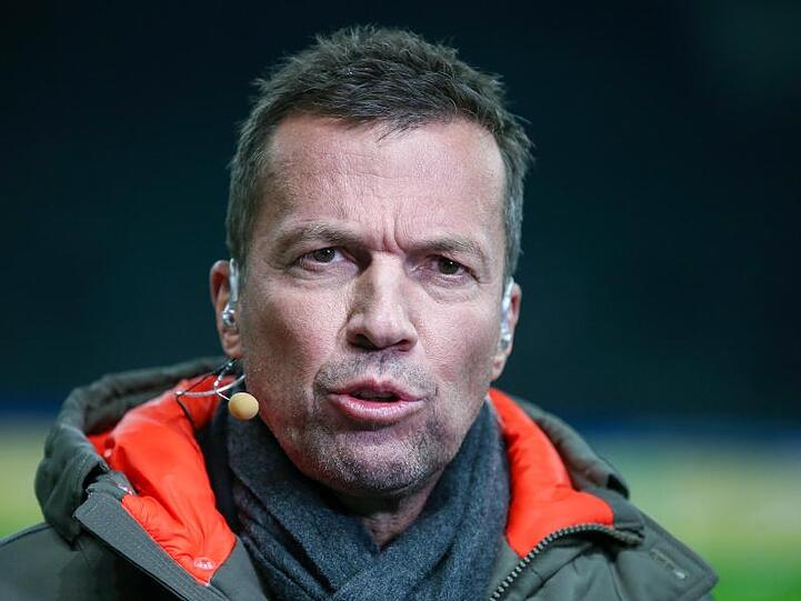 Lothar Matthäus spricht im Interview vor Spielbeginn. Foto: Andreas Gora/dpa