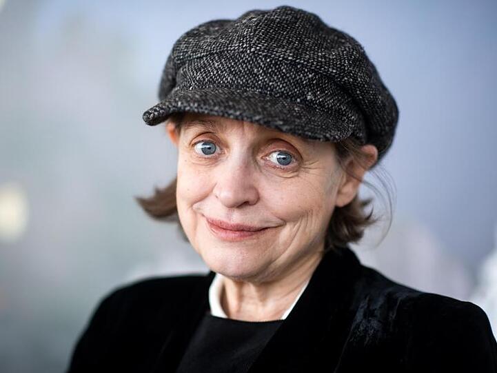 Katharina Thalbach inszeniert "Mord im Orientexpress" - und spielt den Detektiv Hercule Poirot.