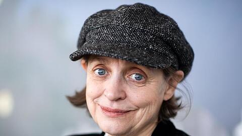 Katharina Thalbach inszeniert "Mord im Orientexpress" - und spielt den Detektiv Hercule Poirot.